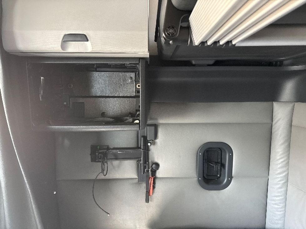 Sleeper Tractor-Heavy Duty Tractors-Freightliner-2022-T12664ST-West Valley City-UT-559,390\n\t\tmiles-$ 69,750 - Image 19