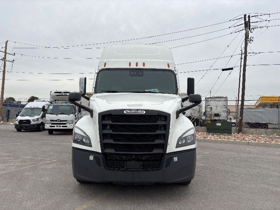 Sleeper Tractor-Heavy Duty Tractors-Freightliner-2022-T12664ST-West Valley City-UT-559,390\n\t\tmiles-$ 69,750 - Image 2