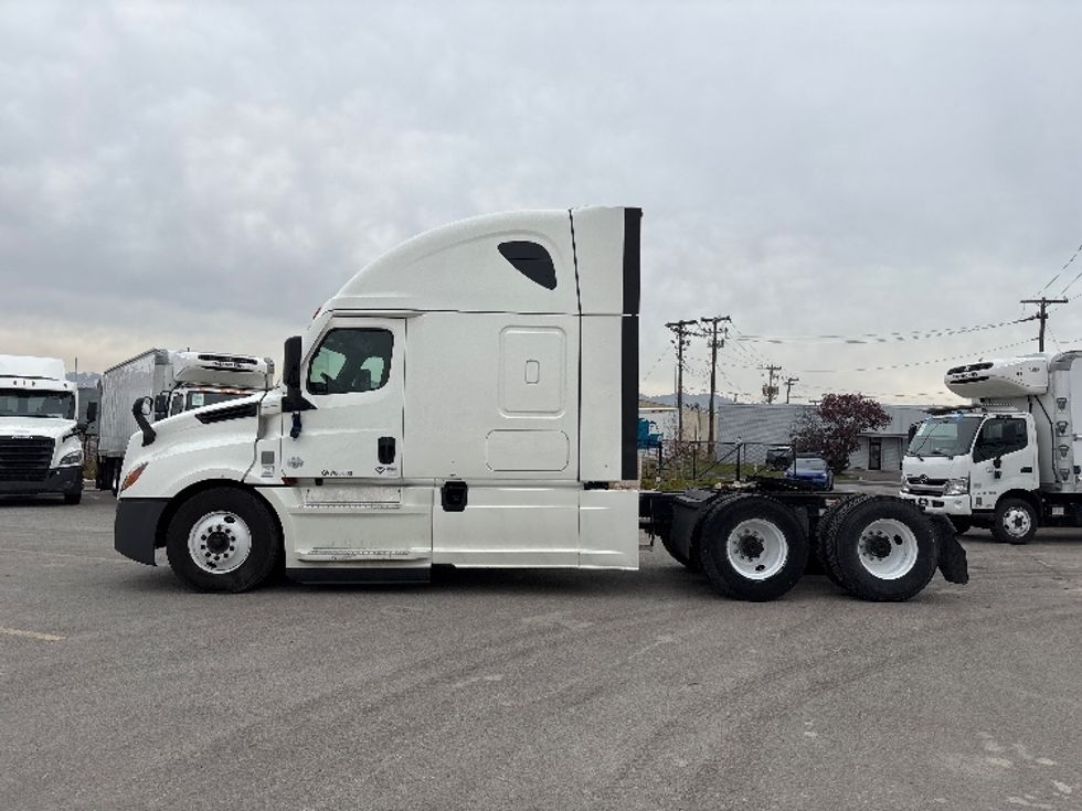 Sleeper Tractor-Heavy Duty Tractors-Freightliner-2022-T12664ST-West Valley City-UT-559,390\n\t\tmiles-$ 69,750 - Image 4
