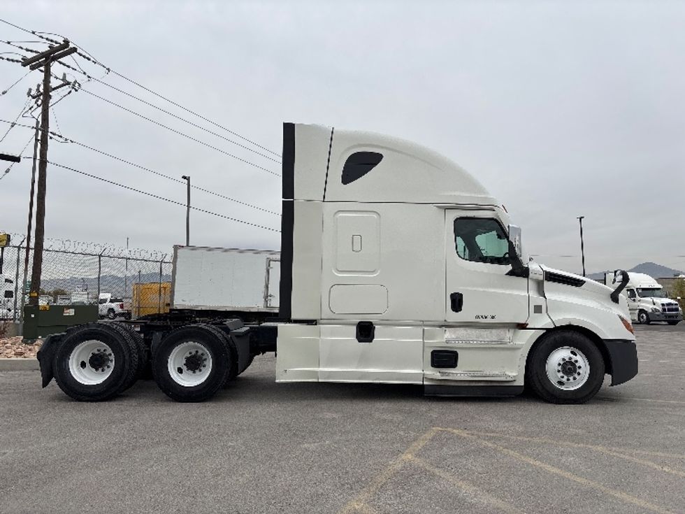 Sleeper Tractor-Heavy Duty Tractors-Freightliner-2022-T12664ST-West Valley City-UT-559,390\n\t\tmiles-$ 69,750 - Image 8