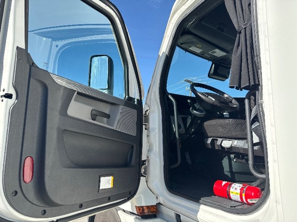 Sleeper Tractor-Heavy Duty Tractors-Freightliner-2022-T12664ST-West Valley City-UT-559,390\n\t\tmiles-$ 69,750 - Image 9