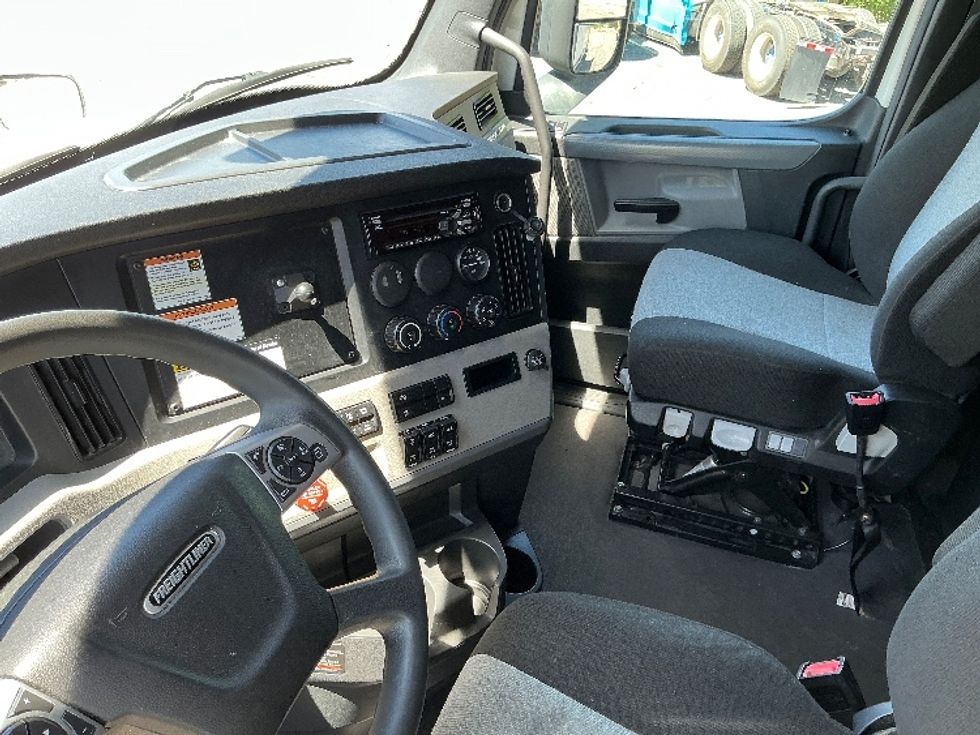 Sleeper Tractor-Heavy Duty Tractors-Freightliner-2022-T12664ST-West Valley City-UT-581,244\n\t\tmiles-$ 75,000 - Image 10