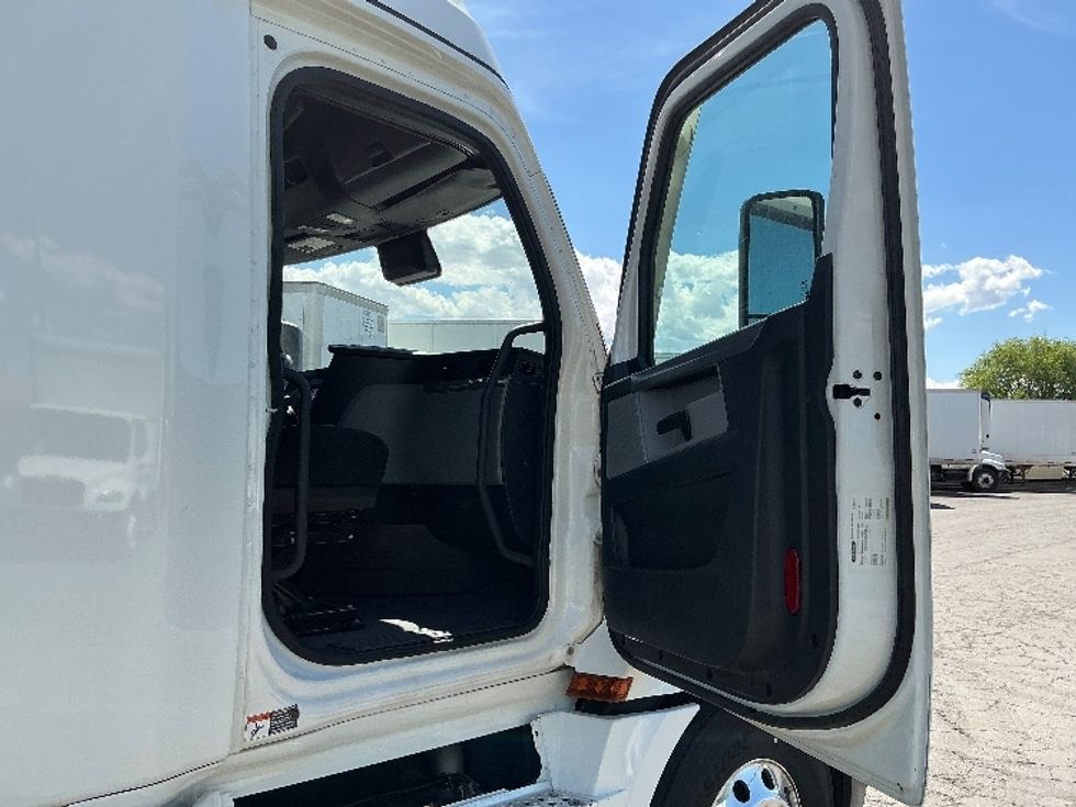 Sleeper Tractor-Heavy Duty Tractors-Freightliner-2022-T12664ST-West Valley City-UT-581,244\n\t\tmiles-$ 75,000 - Image 13