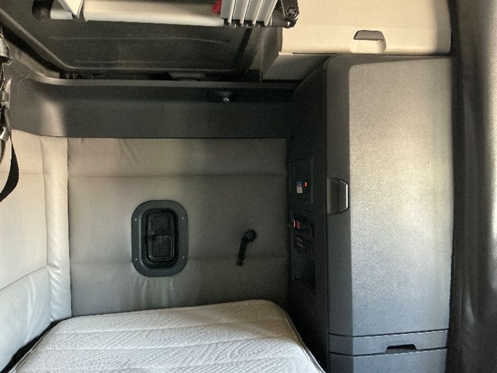 Sleeper Tractor-Heavy Duty Tractors-Freightliner-2022-T12664ST-West Valley City-UT-581,244\n\t\tmiles-$ 75,000 - Image 18