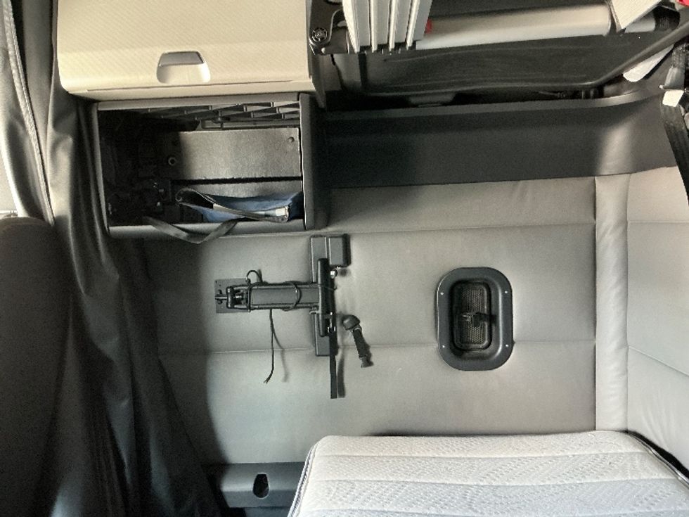 Sleeper Tractor-Heavy Duty Tractors-Freightliner-2022-T12664ST-West Valley City-UT-581,244\n\t\tmiles-$ 75,000 - Image 19