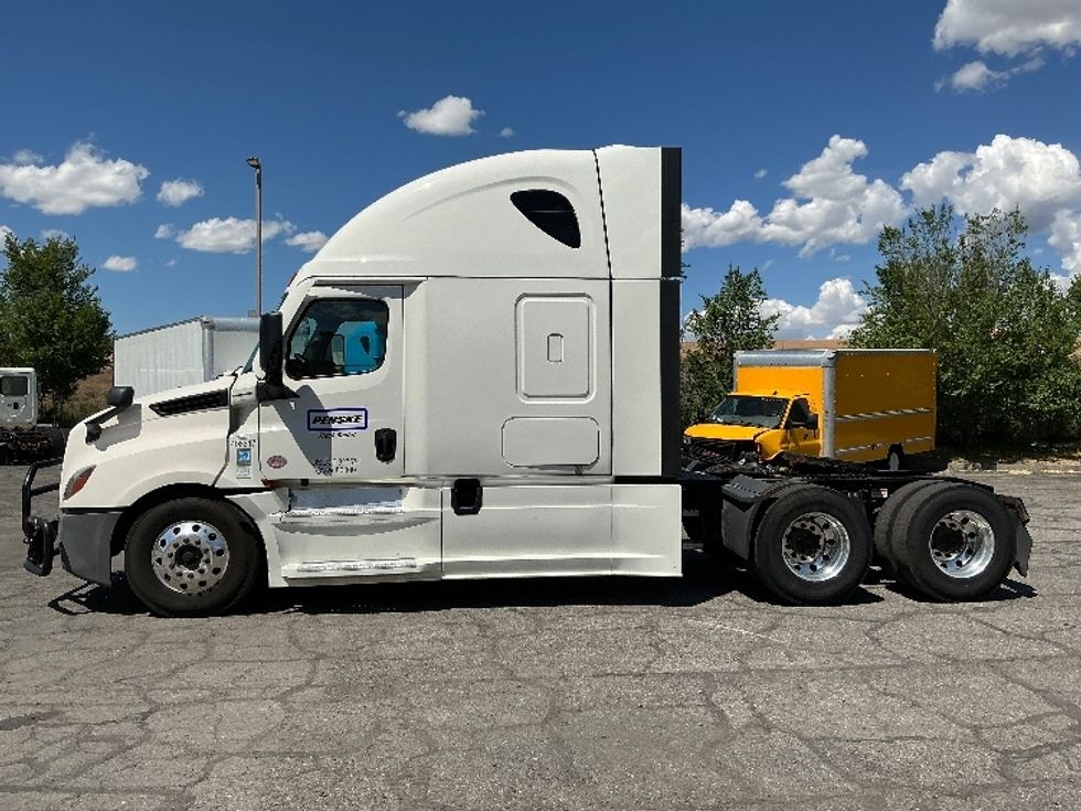 Sleeper Tractor-Heavy Duty Tractors-Freightliner-2022-T12664ST-West Valley City-UT-581,244\n\t\tmiles-$ 75,000 - Image 4