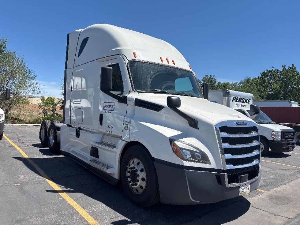 Sleeper Tractor-Heavy Duty Tractors-Freightliner-2022-T12664ST-West Valley City-UT-581,419\n\t\tmiles-$ 64,250 - Image 1