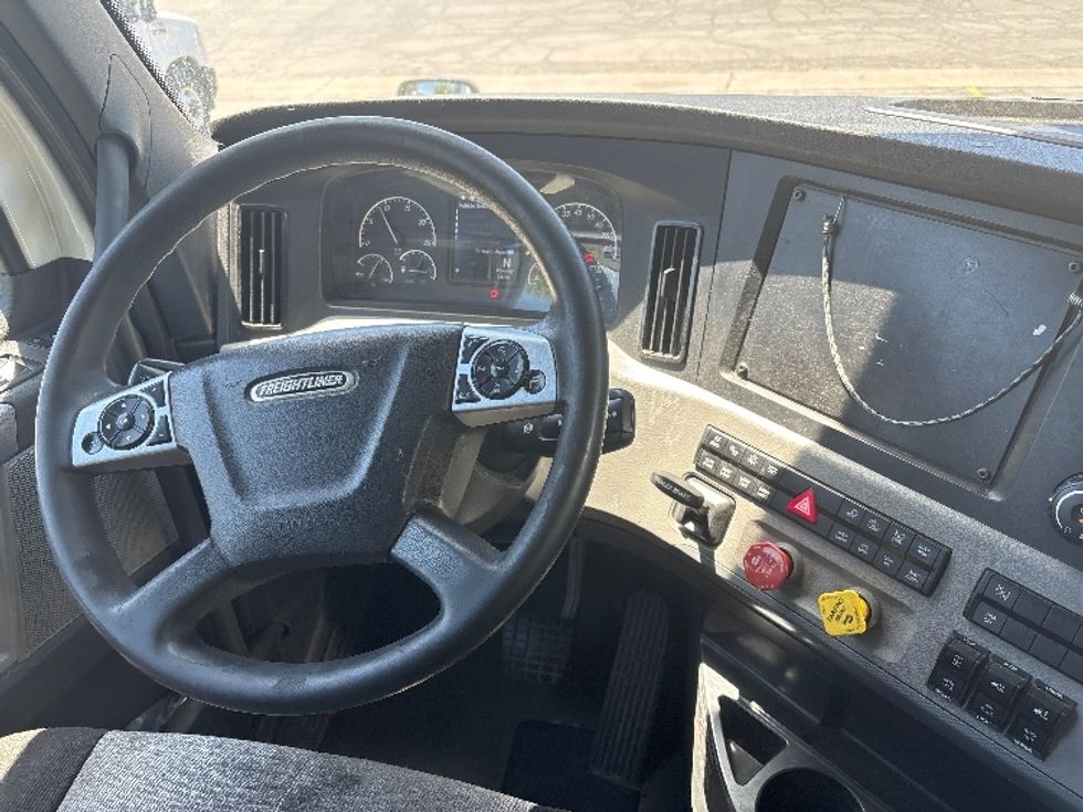 Sleeper Tractor-Heavy Duty Tractors-Freightliner-2022-T12664ST-West Valley City-UT-581,419\n\t\tmiles-$ 64,250 - Image 11