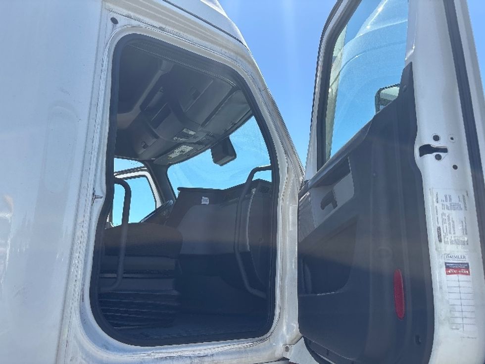 Sleeper Tractor-Heavy Duty Tractors-Freightliner-2022-T12664ST-West Valley City-UT-581,419\n\t\tmiles-$ 64,250 - Image 13