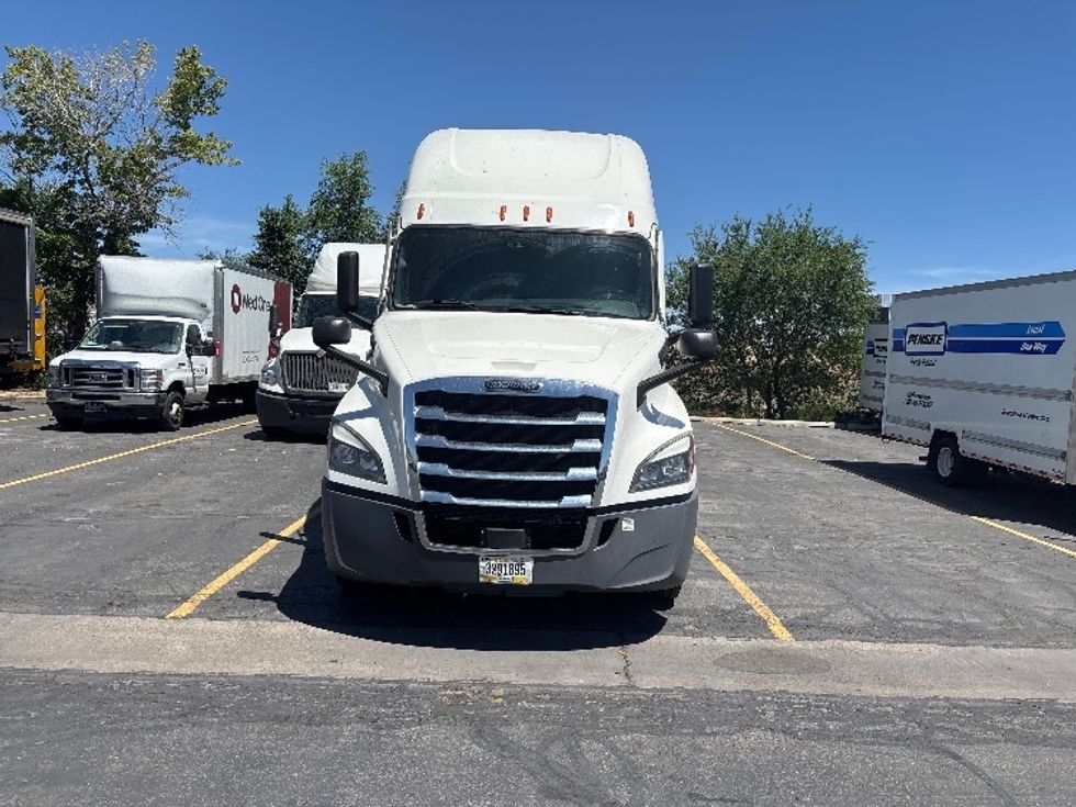 Sleeper Tractor-Heavy Duty Tractors-Freightliner-2022-T12664ST-West Valley City-UT-581,419\n\t\tmiles-$ 64,250 - Image 2