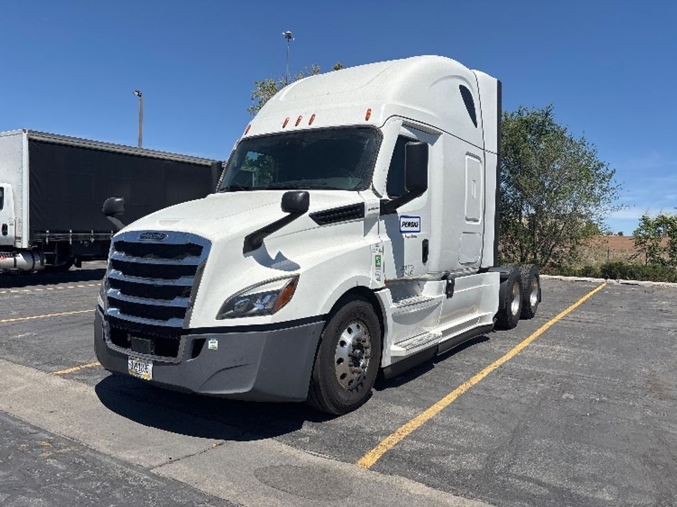 Sleeper Tractor-Heavy Duty Tractors-Freightliner-2022-T12664ST-West Valley City-UT-581,419\n\t\tmiles-$ 64,250 - Image 3