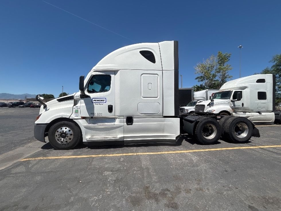 Sleeper Tractor-Heavy Duty Tractors-Freightliner-2022-T12664ST-West Valley City-UT-581,419\n\t\tmiles-$ 64,250 - Image 4