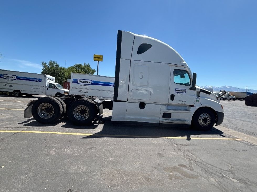 Sleeper Tractor-Heavy Duty Tractors-Freightliner-2022-T12664ST-West Valley City-UT-581,419\n\t\tmiles-$ 64,250 - Image 8