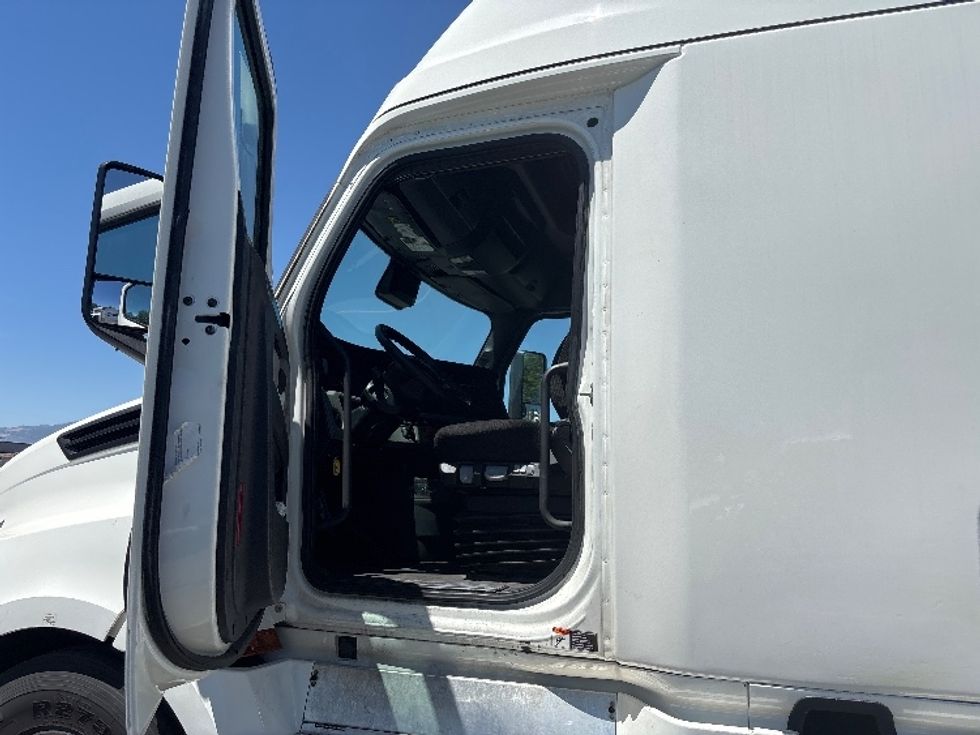 Sleeper Tractor-Heavy Duty Tractors-Freightliner-2022-T12664ST-West Valley City-UT-581,419\n\t\tmiles-$ 64,250 - Image 9