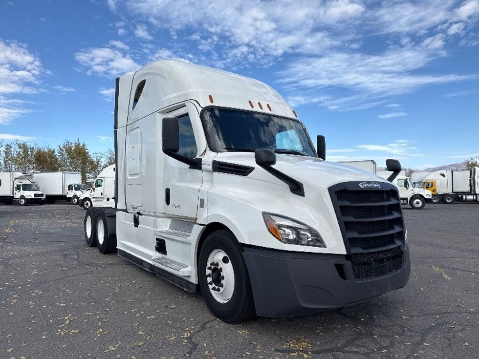 Sleeper Tractor-Heavy Duty Tractors-Freightliner-2022-T12664ST-West Valley City-UT-638,088\n\t\tmiles-$ 61,250 - Image 1