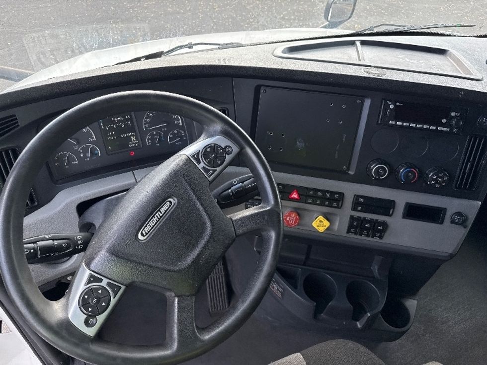 Sleeper Tractor-Heavy Duty Tractors-Freightliner-2022-T12664ST-West Valley City-UT-638,088\n\t\tmiles-$ 61,250 - Image 11