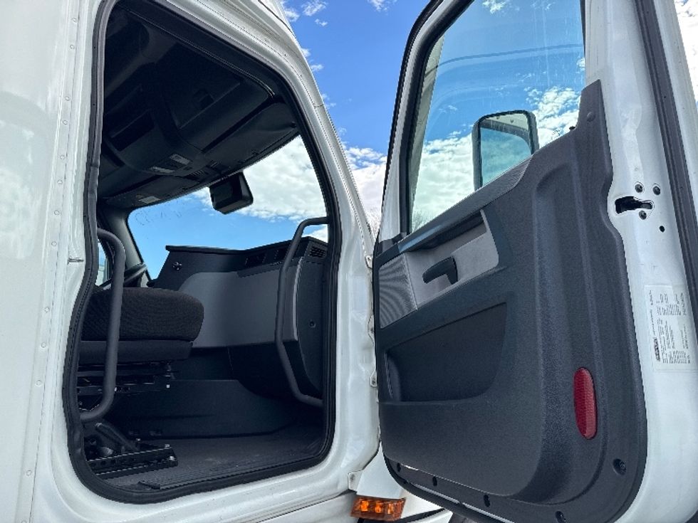 Sleeper Tractor-Heavy Duty Tractors-Freightliner-2022-T12664ST-West Valley City-UT-638,088\n\t\tmiles-$ 61,250 - Image 13