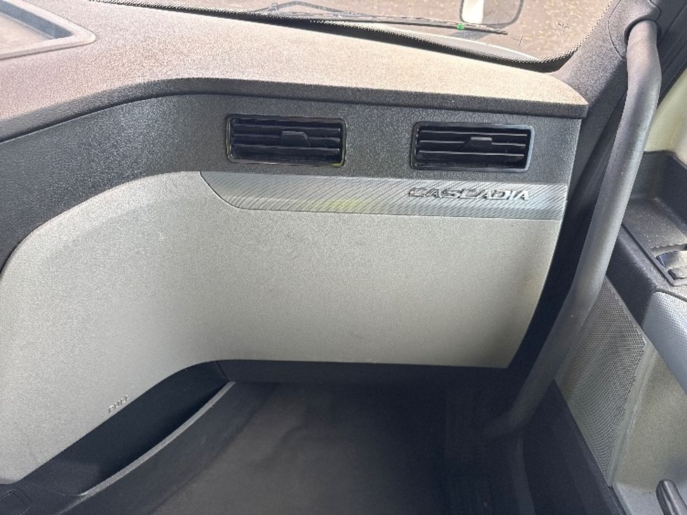 Sleeper Tractor-Heavy Duty Tractors-Freightliner-2022-T12664ST-West Valley City-UT-638,088\n\t\tmiles-$ 61,250 - Image 14