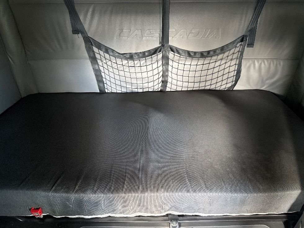 Sleeper Tractor-Heavy Duty Tractors-Freightliner-2022-T12664ST-West Valley City-UT-638,088\n\t\tmiles-$ 61,250 - Image 17