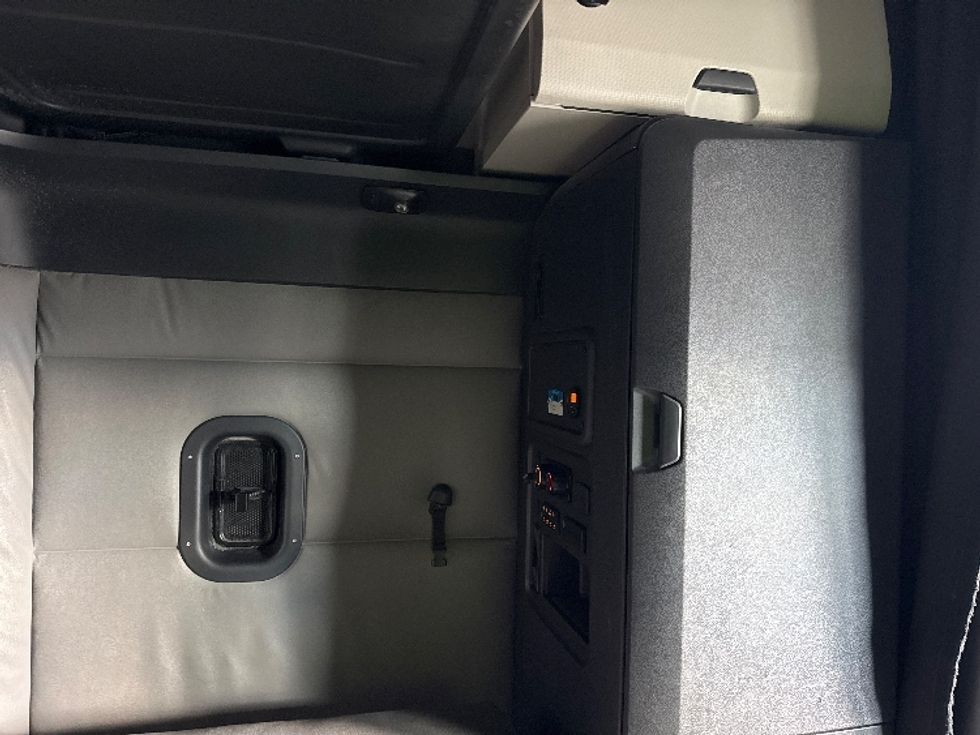 Sleeper Tractor-Heavy Duty Tractors-Freightliner-2022-T12664ST-West Valley City-UT-638,088\n\t\tmiles-$ 61,250 - Image 18