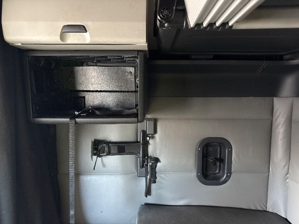 Sleeper Tractor-Heavy Duty Tractors-Freightliner-2022-T12664ST-West Valley City-UT-638,088\n\t\tmiles-$ 61,250 - Image 19