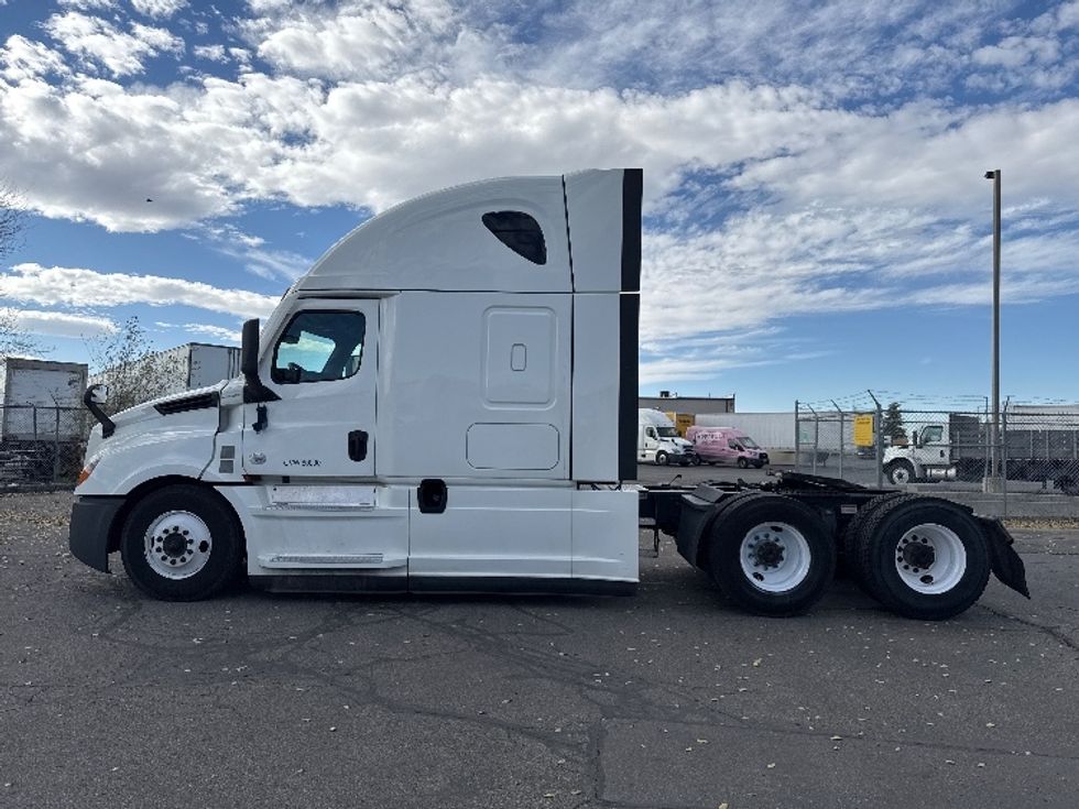 Sleeper Tractor-Heavy Duty Tractors-Freightliner-2022-T12664ST-West Valley City-UT-638,088\n\t\tmiles-$ 61,250 - Image 4