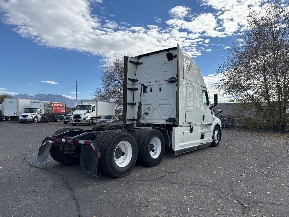 Sleeper Tractor-Heavy Duty Tractors-Freightliner-2022-T12664ST-West Valley City-UT-638,088\n\t\tmiles-$ 61,250 - Image 7