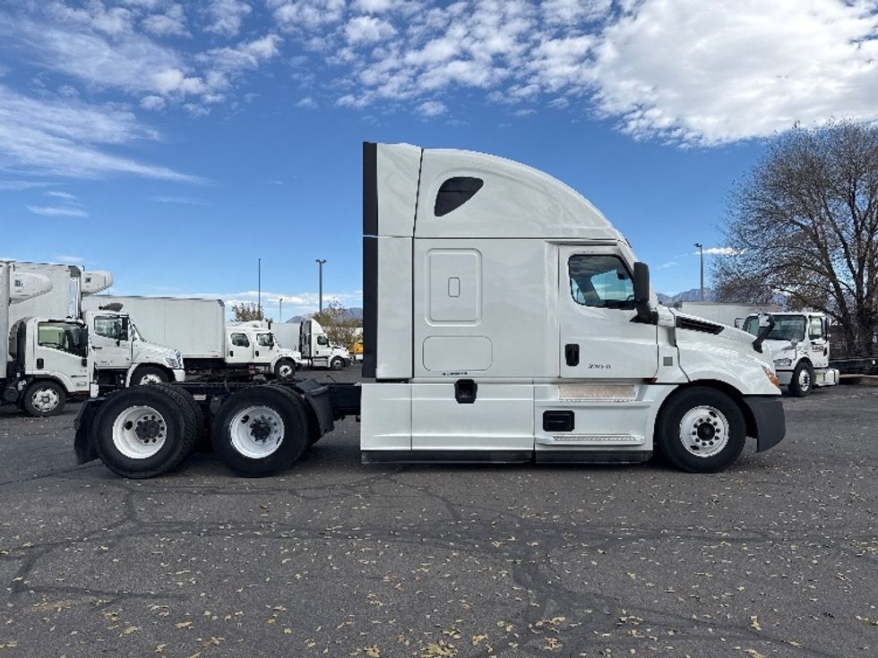 Sleeper Tractor-Heavy Duty Tractors-Freightliner-2022-T12664ST-West Valley City-UT-638,088\n\t\tmiles-$ 61,250 - Image 8
