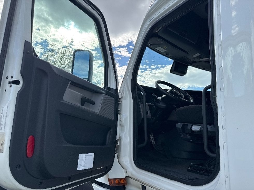 Sleeper Tractor-Heavy Duty Tractors-Freightliner-2022-T12664ST-West Valley City-UT-638,088\n\t\tmiles-$ 61,250 - Image 9