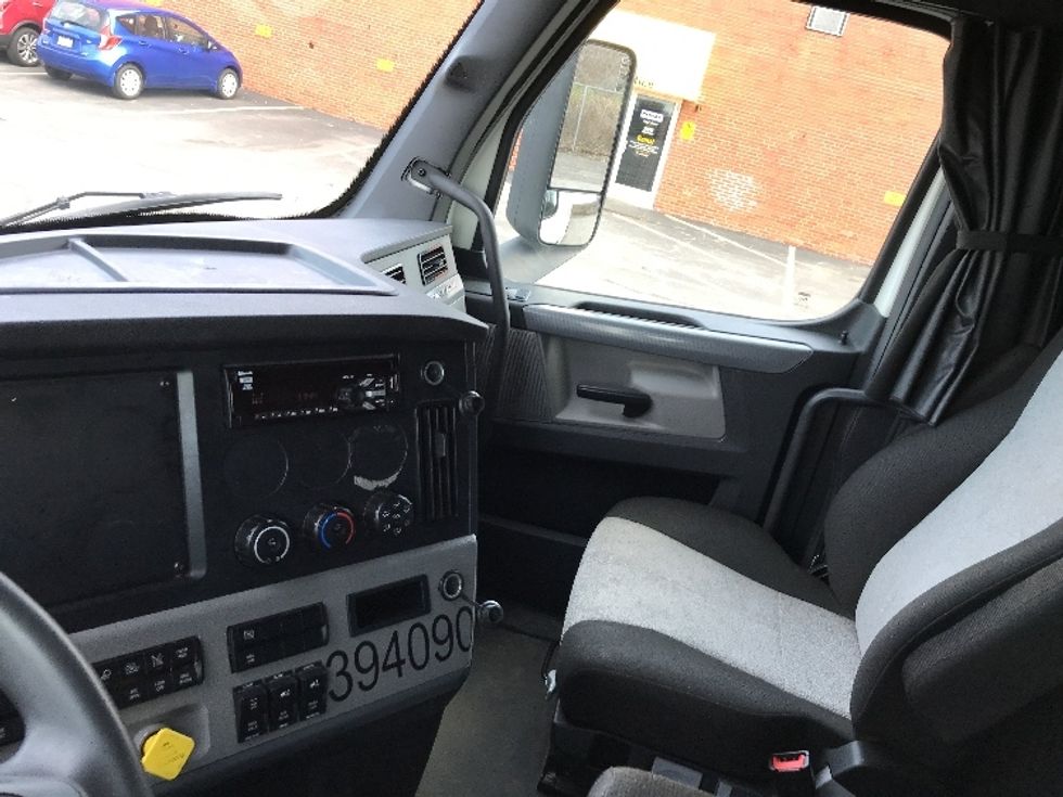 2022 Freightliner Cascadia 126" Sleeper Cab photo 10