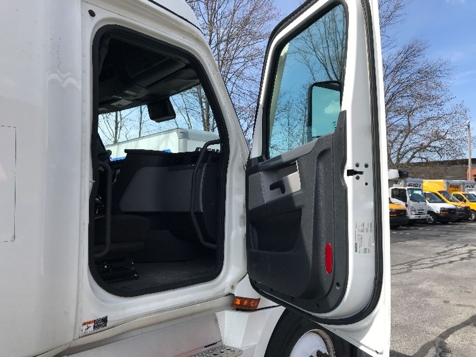 2022 Freightliner Cascadia 126" Sleeper Cab photo 13