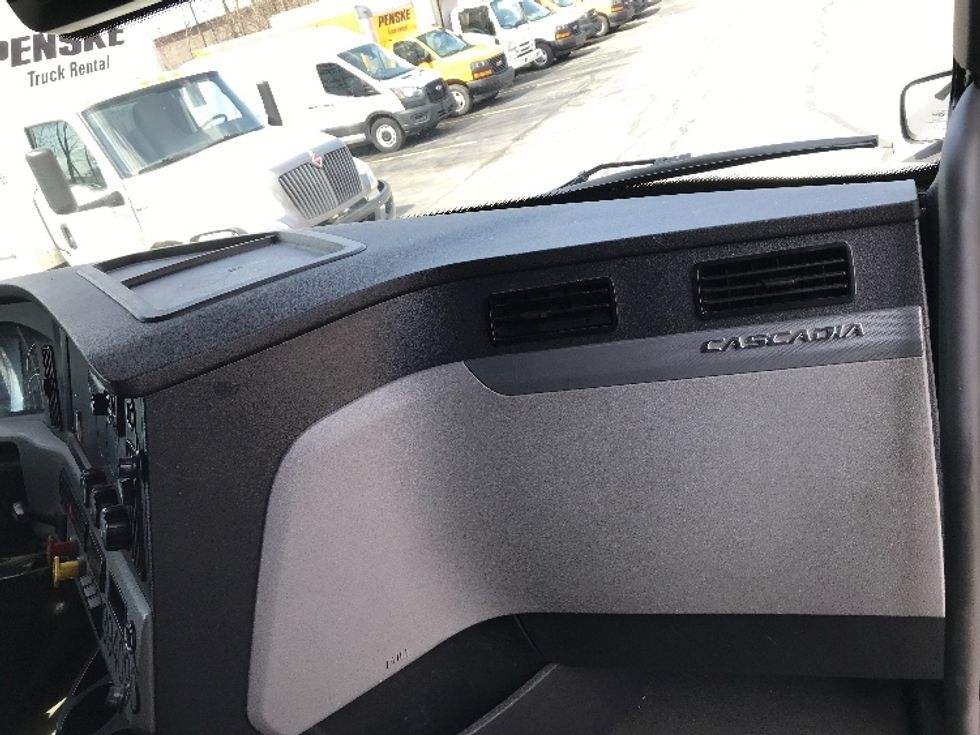 Sleeper Tractor-Heavy Duty Tractors-Freightliner-2022-T12664ST-Wickliffe-OH-583,613\n\t\tmiles-$ 50,250 - Image 14