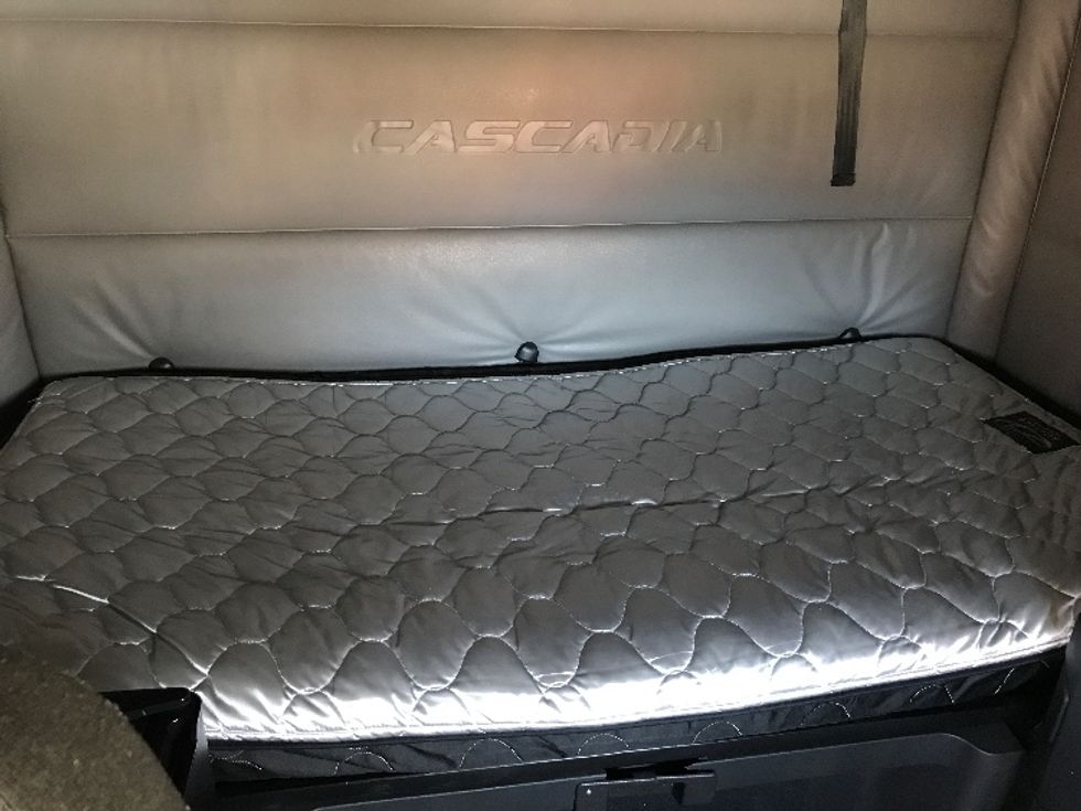 Sleeper Tractor-Heavy Duty Tractors-Freightliner-2022-T12664ST-Wickliffe-OH-583,613\n\t\tmiles-$ 50,250 - Image 16