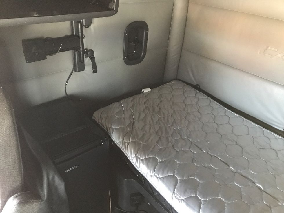 2022 Freightliner Cascadia 126" Sleeper Cab photo 16