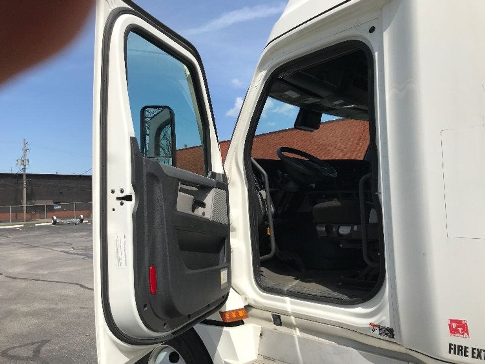 2022 Freightliner Cascadia 126" Sleeper Cab photo 9