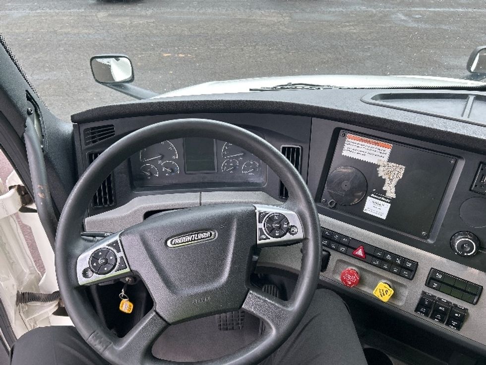 Sleeper Tractor-Heavy Duty Tractors-Freightliner-2022-T12664ST-Wilsonville-OR-558,139\n\t\tmiles-$ 71,000 - Image 11