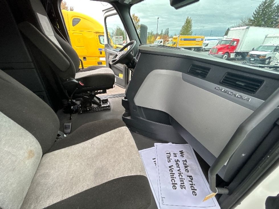 Sleeper Tractor-Heavy Duty Tractors-Freightliner-2022-T12664ST-Wilsonville-OR-558,139\n\t\tmiles-$ 71,000 - Image 15