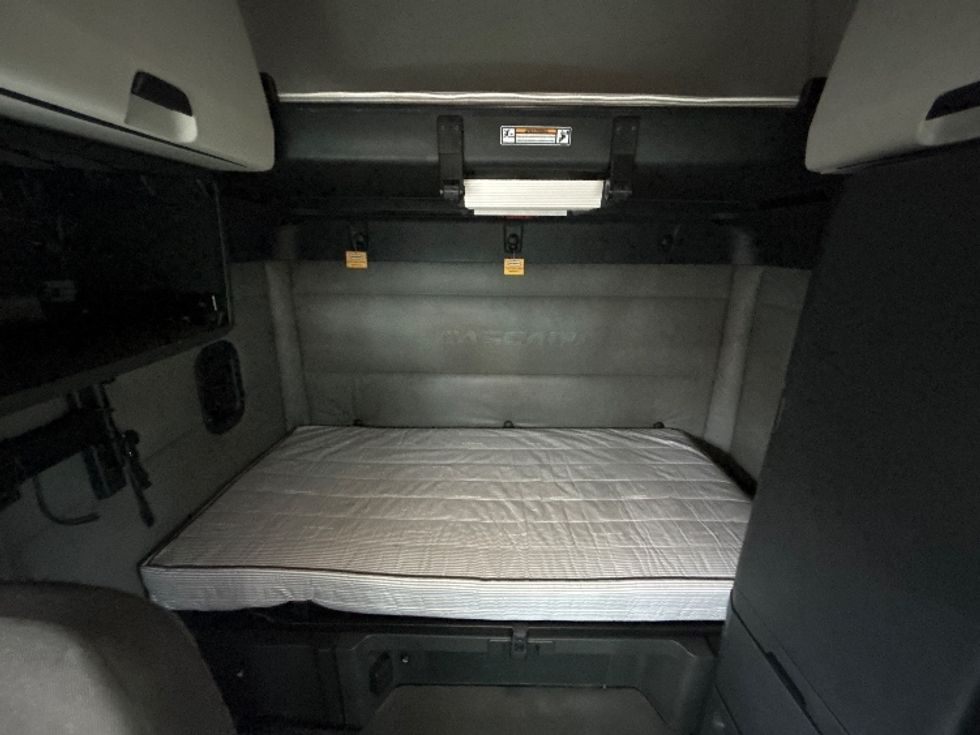 Sleeper Tractor-Heavy Duty Tractors-Freightliner-2022-T12664ST-Wilsonville-OR-558,139\n\t\tmiles-$ 71,000 - Image 16