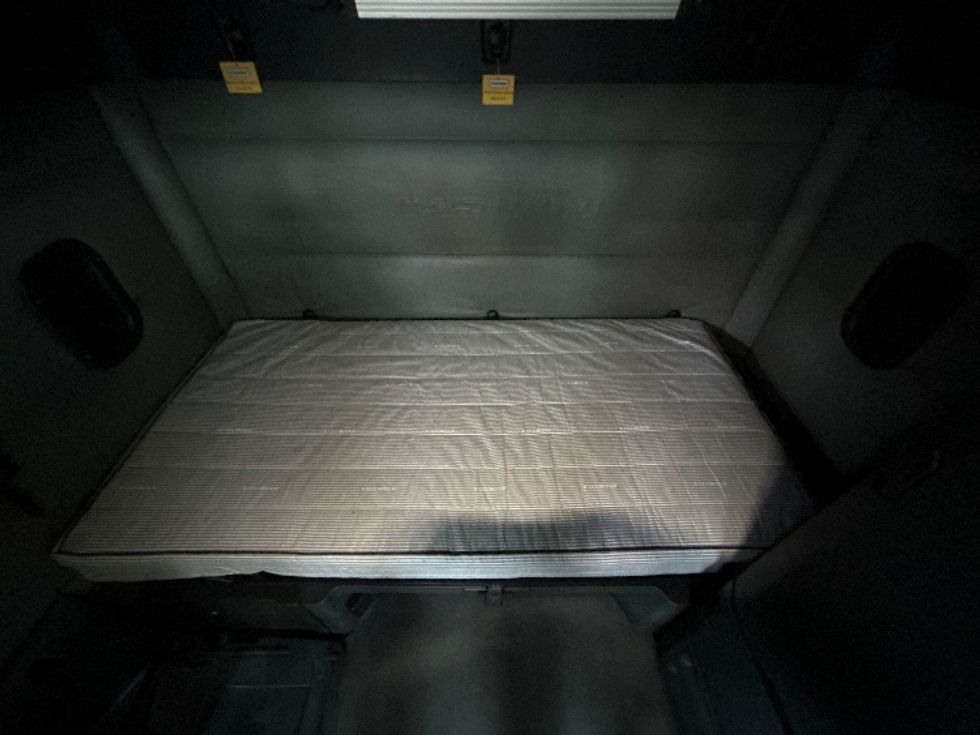 Sleeper Tractor-Heavy Duty Tractors-Freightliner-2022-T12664ST-Wilsonville-OR-558,139\n\t\tmiles-$ 71,000 - Image 17