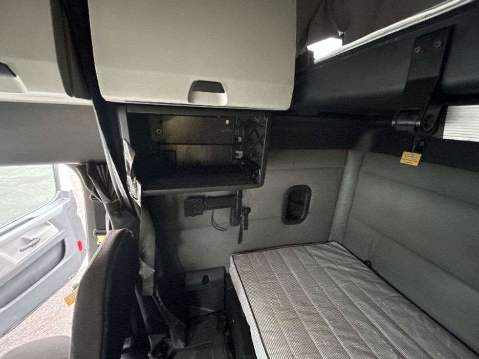 Sleeper Tractor-Heavy Duty Tractors-Freightliner-2022-T12664ST-Wilsonville-OR-558,139\n\t\tmiles-$ 71,000 - Image 19