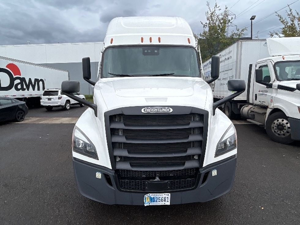 Sleeper Tractor-Heavy Duty Tractors-Freightliner-2022-T12664ST-Wilsonville-OR-558,139\n\t\tmiles-$ 71,000 - Image 2