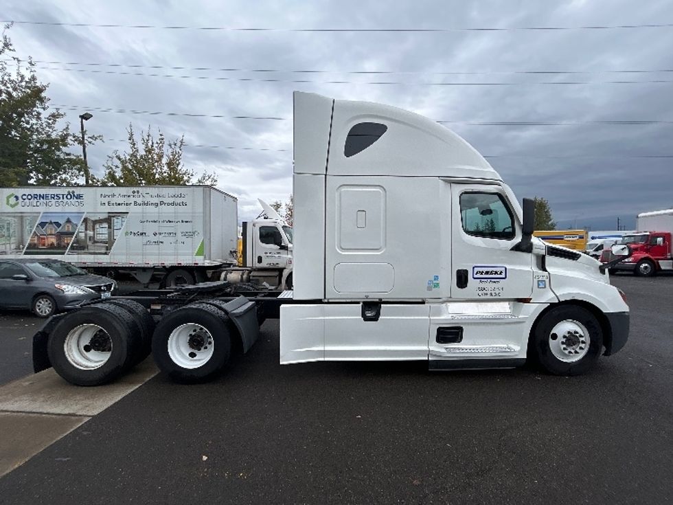 Sleeper Tractor-Heavy Duty Tractors-Freightliner-2022-T12664ST-Wilsonville-OR-558,139\n\t\tmiles-$ 71,000 - Image 8