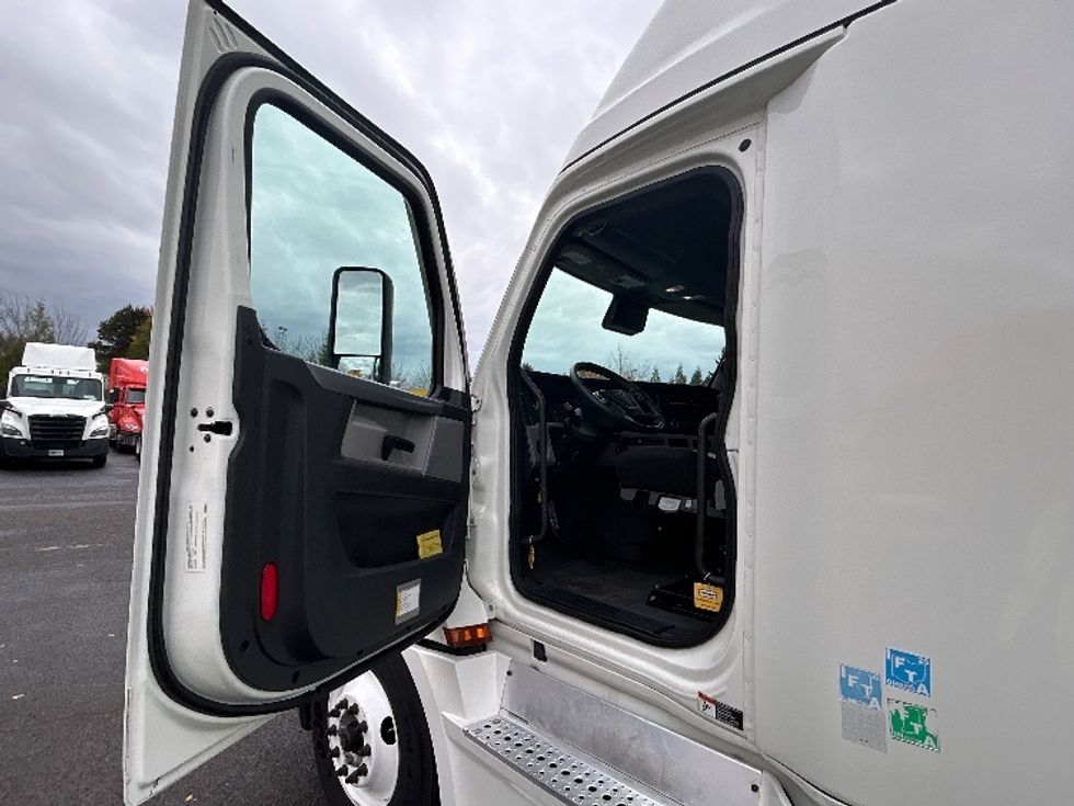 Sleeper Tractor-Heavy Duty Tractors-Freightliner-2022-T12664ST-Wilsonville-OR-558,139\n\t\tmiles-$ 71,000 - Image 9