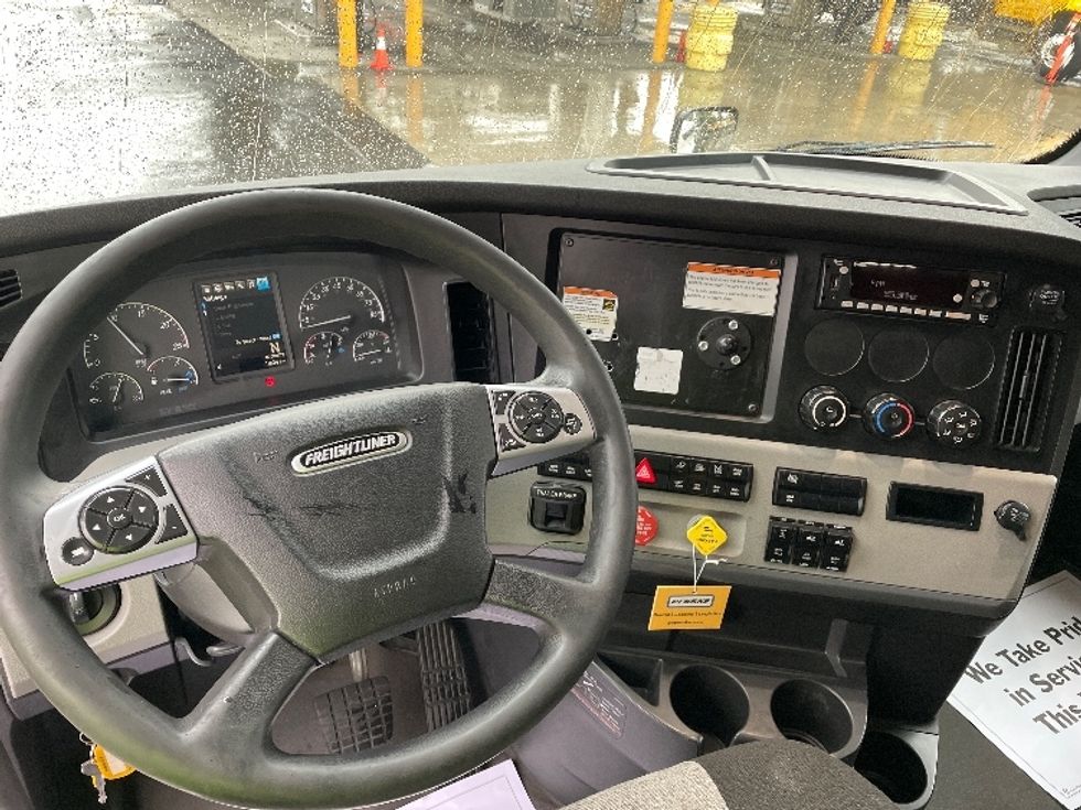 Sleeper Tractor-Heavy Duty Tractors-Freightliner-2022-T12664ST-Wilsonville-OR-584,982\n\t\tmiles-$ 69,250 - Image 11