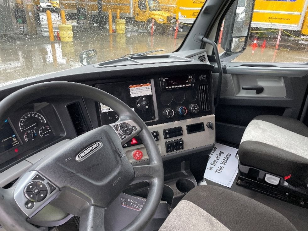 Sleeper Tractor-Heavy Duty Tractors-Freightliner-2022-T12664ST-Wilsonville-OR-584,982\n\t\tmiles-$ 69,250 - Image 12