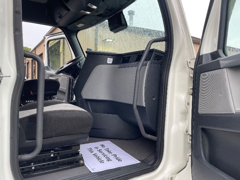 Sleeper Tractor-Heavy Duty Tractors-Freightliner-2022-T12664ST-Wilsonville-OR-584,982\n\t\tmiles-$ 69,250 - Image 13