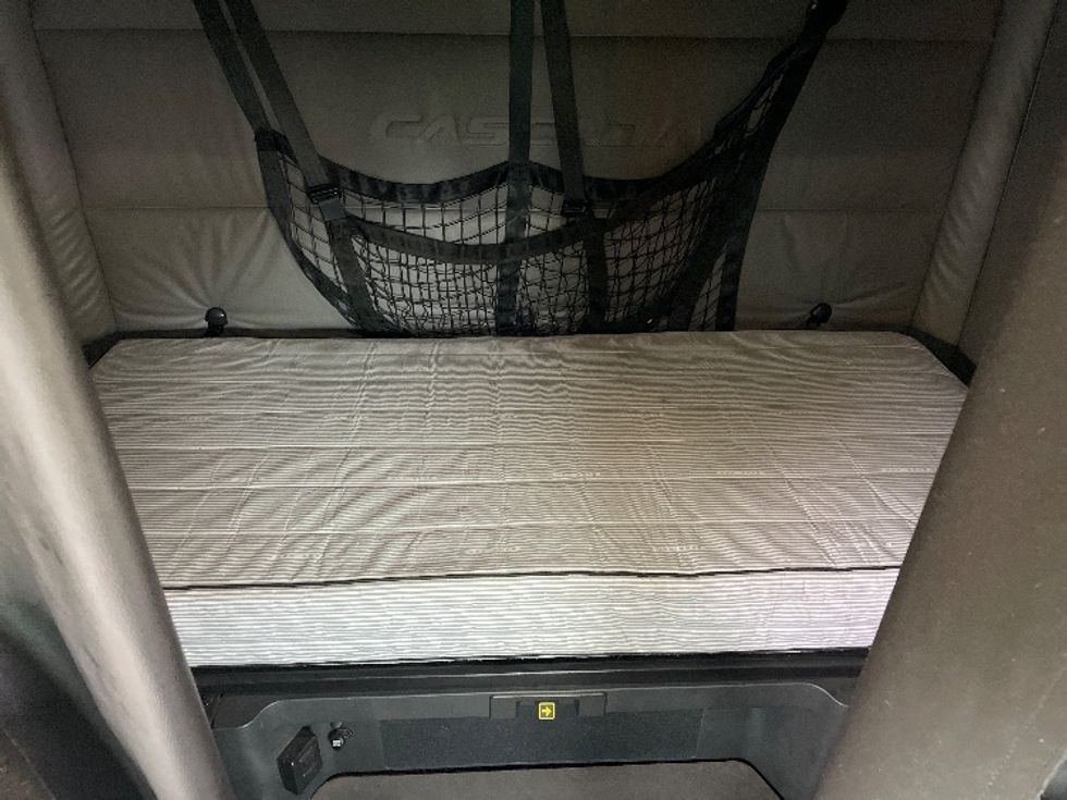 Sleeper Tractor-Heavy Duty Tractors-Freightliner-2022-T12664ST-Wilsonville-OR-584,982\n\t\tmiles-$ 69,250 - Image 16