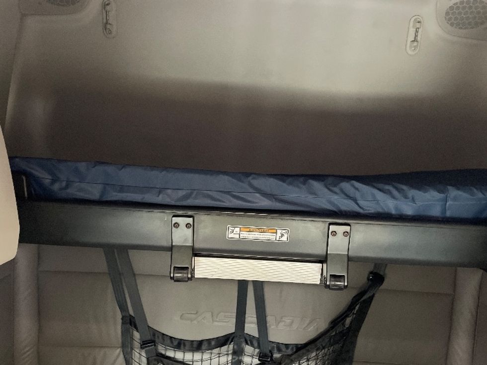 Sleeper Tractor-Heavy Duty Tractors-Freightliner-2022-T12664ST-Wilsonville-OR-584,982\n\t\tmiles-$ 69,250 - Image 17