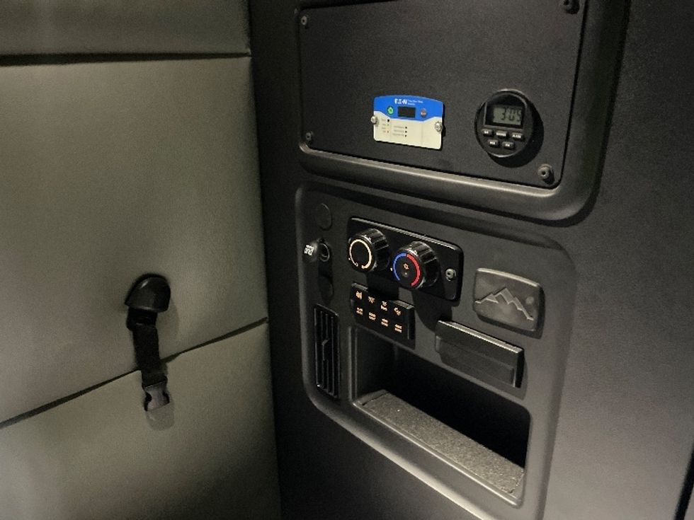 Sleeper Tractor-Heavy Duty Tractors-Freightliner-2022-T12664ST-Wilsonville-OR-584,982\n\t\tmiles-$ 69,250 - Image 18