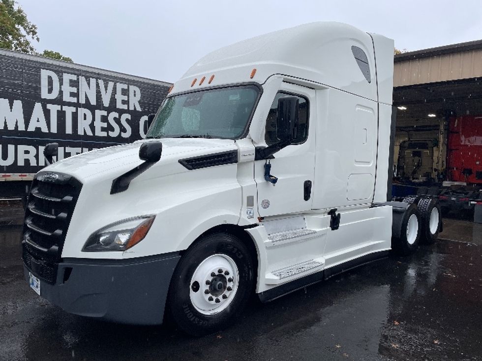 Sleeper Tractor-Heavy Duty Tractors-Freightliner-2022-T12664ST-Wilsonville-OR-584,982\n\t\tmiles-$ 69,250 - Image 3
